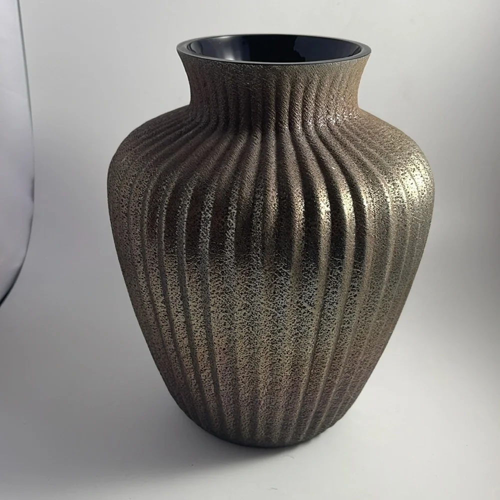 Pottery vase in iridescent bronze